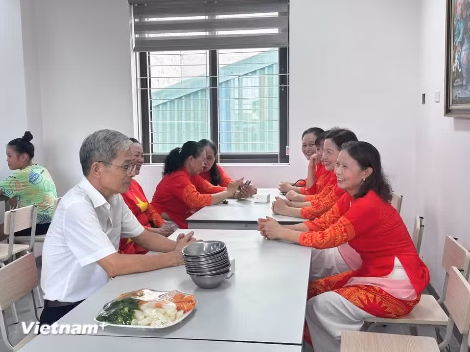 Пожилые люди в обеденном зале. (Фото: Тхюи Зянг/Vietnam+)