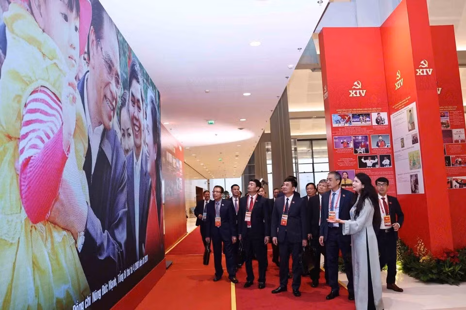 Фотовыставка ВИА освещает новую эпоху страны под руководством Партии | Vietnam+ (VietnamPlus)