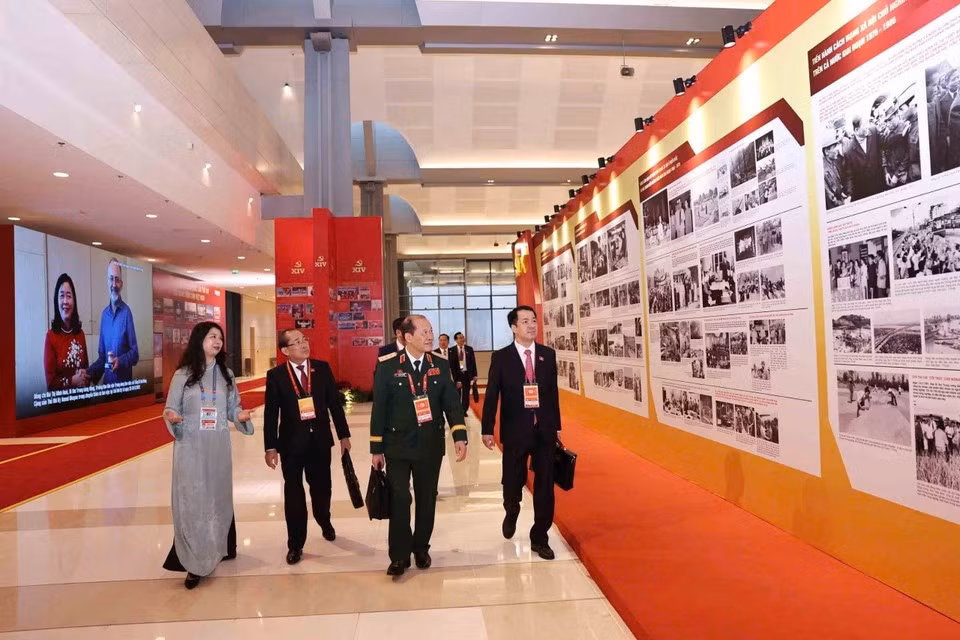 Фотовыставка ВИА освещает новую эпоху страны под руководством Партии | Vietnam+ (VietnamPlus)