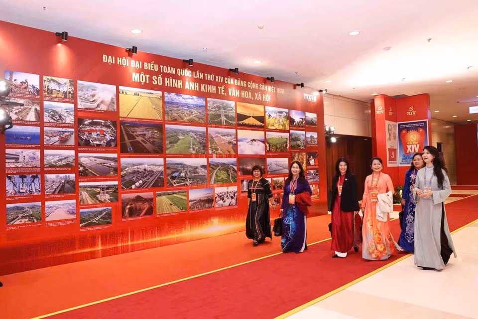 Фотовыставка ВИА освещает новую эпоху страны под руководством Партии | Vietnam+ (VietnamPlus)