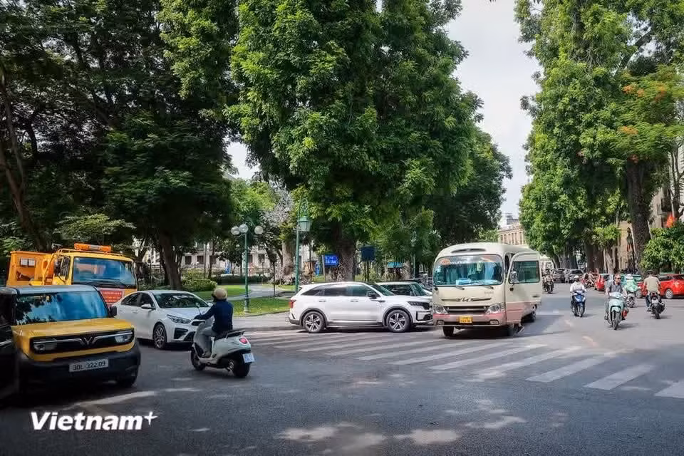 На начальном этапе меры направлены прежде всего на регулирование дорожного движения и стимулирование перехода на более экологичный транспорт. В Зоне 1 движение всех видов транспорта запрещено с 19:00 до 24:00 по пятницам, субботам и воскресеньям, а пассажирские транспортные средства вместимостью более 16 мест, грузовики и некоторые другие категории транспортных средств должны соблюдать установленный режим движения. (Фото: VietnamPlus)