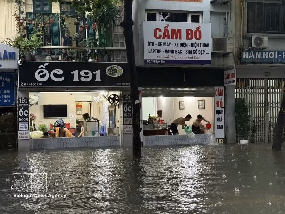 Сильное подтопление в переулке № 154 на улице Нгоклам, квартал Боде. (Фото: ВИА)