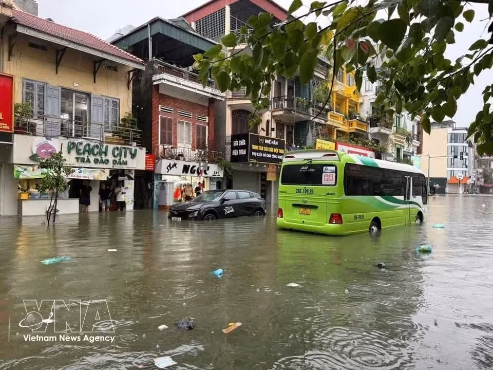 Сильное подтопление в переулке № 154 на улице Нгоклам, квартал Боде. (Фото: ВИА)