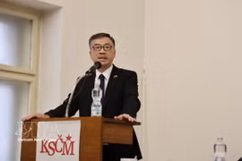 Посол Вьетнама в Чешская Республика Зыонг Хоай Нам выступает на конференции (Фото: ВИА)
