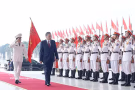 Генсек, Президент То Лам принимает почётный строй Народной милиций (Фото: ВИА)