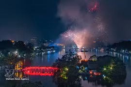Великолепный фейерверк над озером Хоанкьем в Ханое (Фото: ВИА)