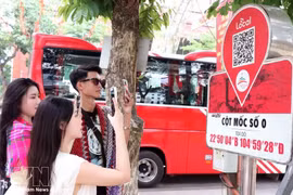 Посетители сканируют QR-код на отметке Km0 Хазянг, чтобы получить доступ к туристической информации (Фото: ВИА)