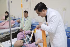 Руководство онкологической больницы K вручает подарки пациентам, проходящим лечение в больнице. 