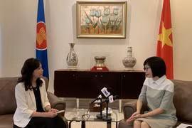 Посол Тон Тхи Нгок Хыонг (справа), глава Постоянной миссии Вьетнама при АСЕАН, отвечает на вопросы корреспондента ВИА в штаб-квартире Миссии (Фото: ВИА)