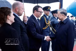 Чиновники Новой Зеландии встречают Генсекретаря, Президента То Лама в международном аэропорту Окленд. (Фото: ВИА)