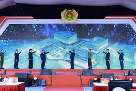 Премьер-министр Фам Минь Тьинь и делегаты открыли Национальный центр данных № 1 и объявили об официальном функционировании системы баз данных Центра (Фото: ВИА)
