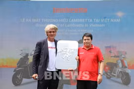 Представитель Lambretta — легендарного итальянского бренда скутеров — вручил символ марки официальному дистрибьютору во Вьетнаме — акционерной компании Lamscooter