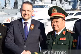 Заместитель министра науки и высшего образования РФ Константин Могилевский и заместитель министра обороны Вьетнама генерал-полковник Хоанг Суан Тьен пожимают друг другу руки и позируют для фото во время церемонии передачи (Фото: Спутник)
