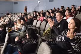 Множество американских зрителей и американцев вьетнамского происхождения пришли на просмотр фильма «Once Upon a Bridge in Vietnam» (Фото: ВИА)