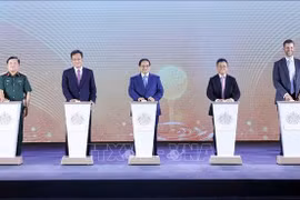 Премьер-министр Фам Минь Тьинь и делегаты провели церемонию начала строительства многофункционального городского, экотуристического и гольф-комплекса Trump International Hung Yen (Фото: ВИА)