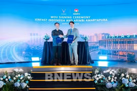 Генеральный директор VinFast Asia Фам Сань Чау и Анга Правира Аванг, генеральный директор Amarta на церемонии подписания (Фото: ВИА)