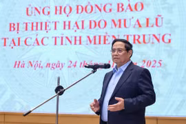 Премьер-министр Фам Минь Тьинь выражает поддержку и оказывает моральную помощь жителям, пострадавшим от наводнений (Фото: ВИА)