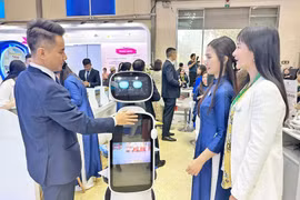 Представлене роботов, работающих в сфере туризма, на Ханойской международной туристической выставке VITM 2025 (Фото hanoimoi.vn)