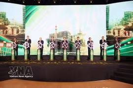 Заместитель Премьер-министра Ле Тьен Тяу вместе с другими участниками церемонии принял участие в официальном запуске Свободной торговой зоны Хайфона (Фото: ВИА)