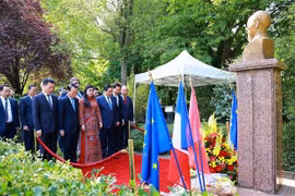 Премьер-министр Фам Минь Тьинь с супругой и делегатами отдают дань уважения президенту Хо Ши Мину (Фото: ВИА)