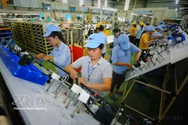 Производство электрических и электронных компонентов в компании Minda Vietnam Auto Components Co., Ltd. (инвестиции Индии) в провинции Футхо (Фото: ВИА)