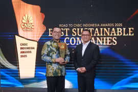 Генеральный директор VinFast Indonesia Кариянто Харджосумарто (слева) получил награду на мероприятии.