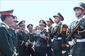 Генерал армии Нгуен Тан Кыонг, член ЦК КПВ, начальник Генерального штаба Народной армии Вьетнама, заместитель министра обороны, проверил подготовку парадного расчёта