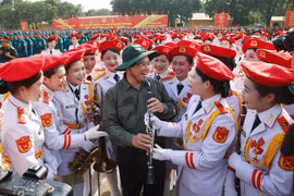Премьер-министр Фам Минь Тьинь поддержал военных и парадные силы Министерства обороны в Бьенхоа, Донгнай (Фото: ВИА)