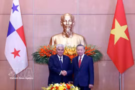 Генсек, Президент То Лам и Президент Панамы Хосе Рауль Мулино (Фото: ВИА)
