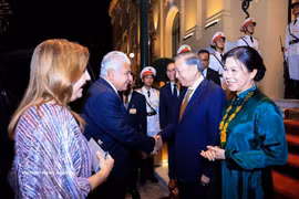 Генсек, Президент То Лам и его супруга Нго Фыонг Ли встречают Президента Республики Панама Хосе Рауля Мулино и его супругу Марисель Коэн де Мулино (Фото: ВИА)