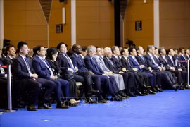Премьер-министр Фам Минь Тьинь и делегаты присутствуют на открытии 16-го ежегодного совещания новых мировых лидеров ВЭФ (Фото: ВИА)
