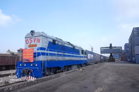 Транспортировка контейнеров по международному железнодорожному маршруту Цинхай (Китай) — Донгнай (Вьетнам), одному из новых маршрутов международных контейнерных перевозок, введенных в эксплуатацию железнодорожной отраслью Вьетнама (Фото: ВИА)