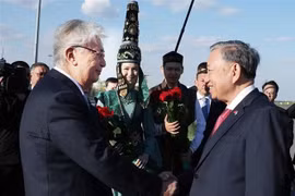 Президент Казахстана Касым-Жомарт Токаев встретил Генерального секретаря То Лама в международном аэропорту имени Нурсултана Назарбаева в столице Астане (Фото: ВИА) 