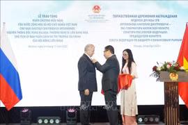 Посол Вьетнама в РФ Данг Минь Кхой прикрепляет орден Дружбы к груди Анатолия Дмитриевича Артамонова — члена Совета Федерации, председателя Комитета Совета Федерации по бюджету и финансовым рынкам, бывшего губернатора Калужской области (Фото: ВИА)