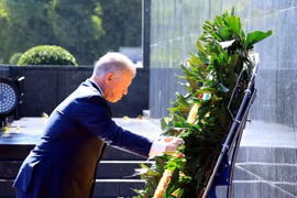 Король Иордании Абдалла II ибн аль-Хусейн возложил венок и посетил Мавзолей Президента Хо Ши Мина (Фото: ВИА) 