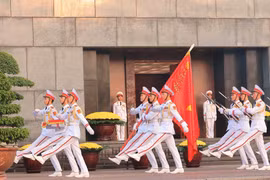 Почетный караул проходит парадом перед мавзолеем президента Хо Ши Мина (Фото: ВИА)