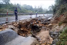 Место оползня с размывом и повреждением обочины на км 159+150 западного ответвления трассы Хошимин в районе провинции Куангчи ( (Фото: ВИА) 