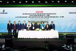 Заместитель генерального директора Vietcombank Нгуен Вьет Кыонг и заместитель генерального директора Petrovietnam Зыонг Ман Шон подписали кредитный договор по проектам блока Б – Омон в присутствии вице-премьера правительства Хо Дык Фока (Фото: Вьетнам+)