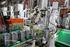Автоматизированный робот работает на производственной линии компании CAYI Technology Vietnam Co., Ltd. в промышленной зоне Йенфонг II-C, городе Бакнинь (Фото: ВИА)