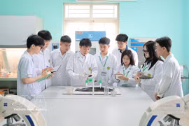 Преподаватель факультета рыбного хозяйства Вьетнамской академии сельского хозяйства обучает студентов проведению клинического осмотра и диагностике заболеваний водных животных (Фото: ВИА)