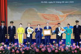 Премьер-министр Фам Минь Тьинь вручает Почетную грамоту корпорации Vietnam Airlines (Фото: ВИА)