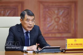 Премьер-министр Ле Минь Хынг принял участие и выступил на расширенном онлайн-саммите Азиатского сообщества с нулевыми выбросами (AZEC) (Фото: ВИА)