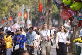 Иностранные туристы осматривают озеро Хоанкием (Ханой) (Фото: ВИА)