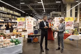 Посол Ву Куанг Минь (справа) благодарит генерального директора Selgros Lichtenberg Марко Бергера за создание условий для того, чтобы вьетнамская сельскохозяйственная продукция стала ближе к немецким потребителям (Фото: ВИА)