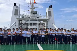 Представители Морской полиций Вьетнама и MMEA штата Паханг фотографируются на память на борту корабля CSB 8005, соблюдая традицию АСЕАН (Фото: ВИА)