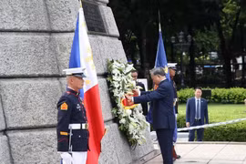 Генсек, Президент То Лам возлагает цветы к мемориалу Хосе Рисаля.