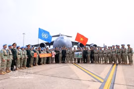 Генерал-полковник Ле Куанг Дао, заместитель начальника Генштаба Вьетнамской народной армии, руководители подразделений, офицеры и военнослужащие фотографируются вместе перед отправлением для выполнения международной миссии (Фото: ВИА)