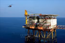 Вертолёт доставляет рабочих на нефтяную вышку СП «Вьетсовпетро» (Фото иллюстрации: ВИА) 
