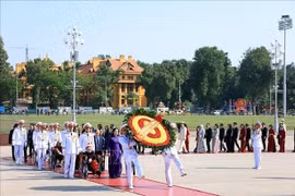Вице-президент Во Тхи Ань Суан вместе с делегатами возложила цветы и посетила Мавзолей Президента Хо Ши Мина (Фото: ВИА)