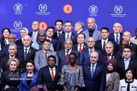 Председатель НС Чан Тхань Ман сфотографировался с главами делегаций различных стран (Фото: ВИА)
